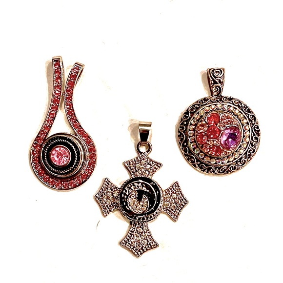 THREE DIFFERENT PENDANTS WITH THREE INTERCHANGEABLE SNAPS❣️🤗
